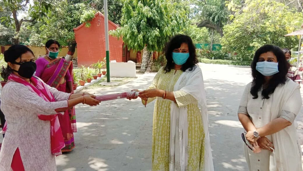 महिला कल्याण संगठन/दानापुर की अध्यक्षा ने कर्मियो के बीच छाता का किया वितरण