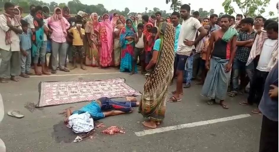 मुंगेर -तेज रफ्तार ट्रक ने एक साइकिल सवार युवक को मारा धक्का एक कि घटनास्थल पर मौत तो दूसरा बुरी तरह से घायल