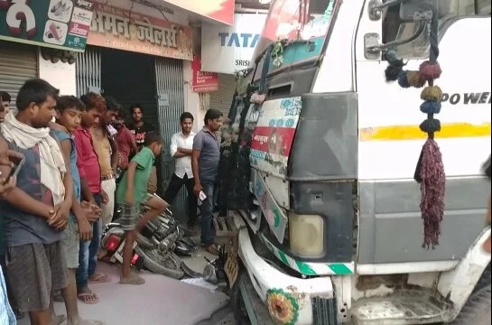 मोतीहारी-सड़क दुर्घटना में आधा दर्जन घायल